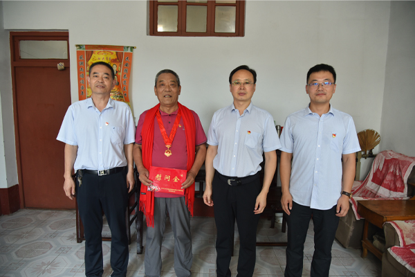 公司黨委走訪慰問(wèn)老黨員 頒發(fā)“光榮在黨50年”紀(jì)念章.