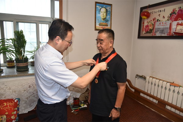 公司黨委走訪慰問(wèn)老黨員 頒發(fā)“光榮在黨50年”紀(jì)念章.