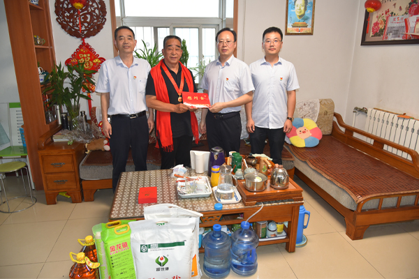 公司黨委走訪慰問(wèn)老黨員 頒發(fā)“光榮在黨50年”紀(jì)念章.