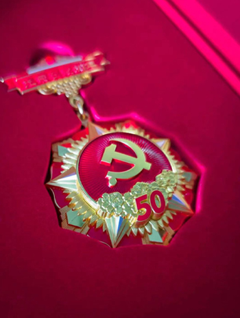 公司黨委走訪慰問(wèn)老黨員 頒發(fā)“光榮在黨50年”紀(jì)念章.